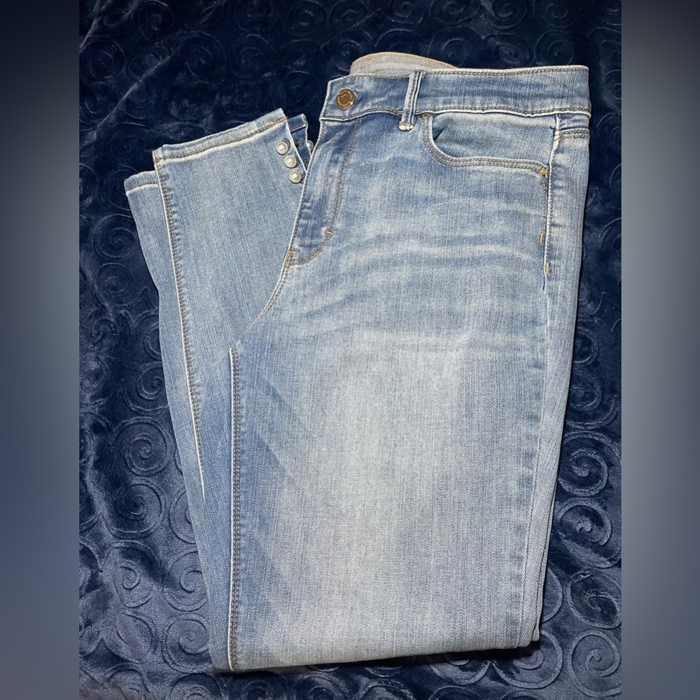 White House Black Market - The Skinny Crop Mid-Rise size 10 light blue